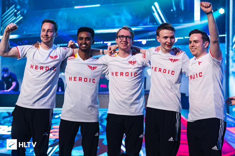 何在严格控 何在严格控